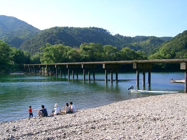 นักท่องเที่ยวนิยมมานั่งพักกผ่อนที่ Shimanto River