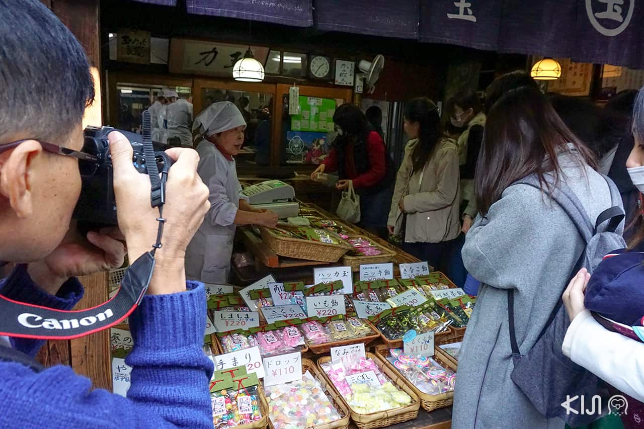 ร้านค้าขนมท้องถิ่นที่ Kashiya Yokochō