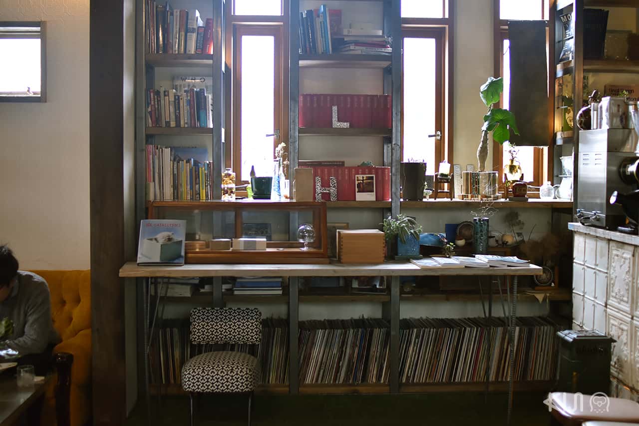 ที่ Café Hackberry มีมุมหนังสือให้หยิบอ่าน