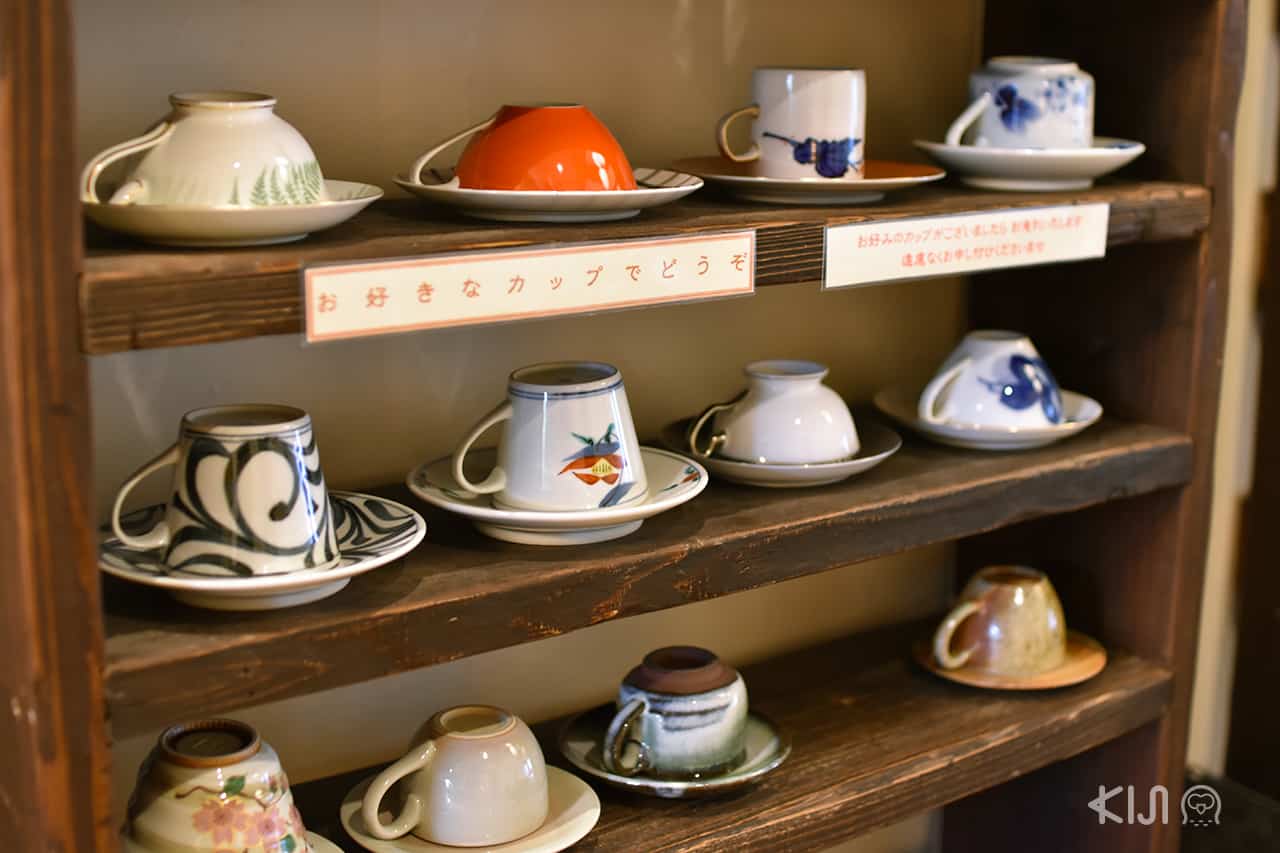 ที่ร้าน Coffee Satou มีแก้วน้ำให้ลูกค้าสามารถเลือกเองได้ตามใจชอบ