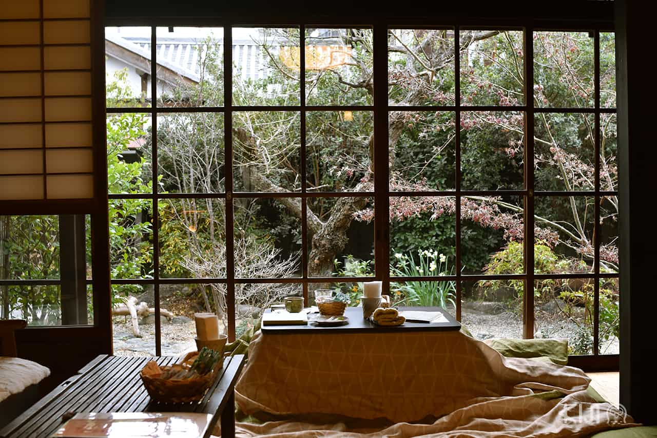 โต๊ะมุมหน้าต่างของคาเฟ่ Coffee Satou