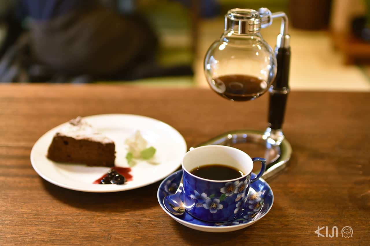 กาแฟดำและขนมเค้กอร่อยๆ จากร้าน Coffee Satou ในย่านอิไมโช