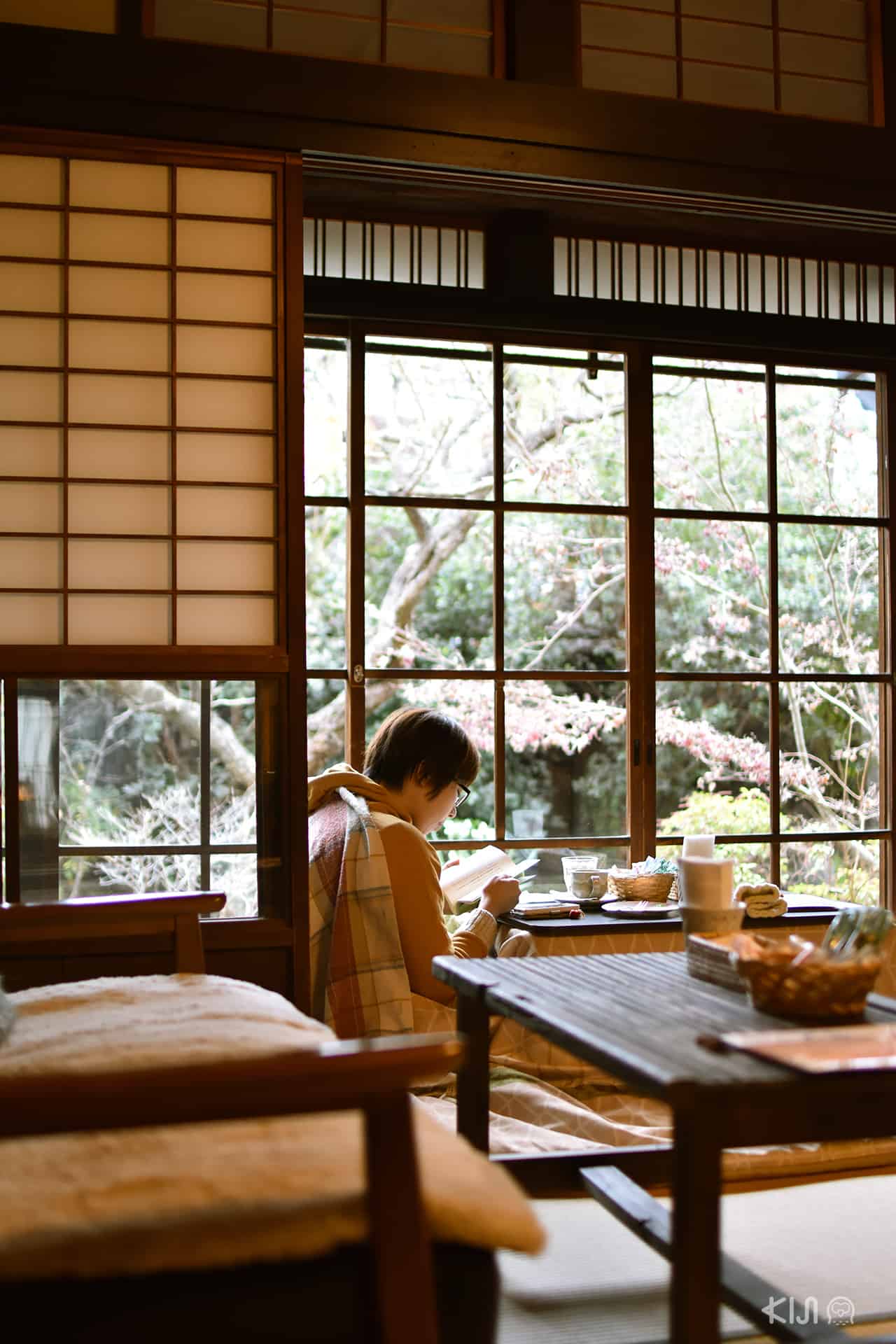 ลูกค้านั่งอ่านหนังสือตรงมุมหน้าต่างในคาเฟ่ Coffee Satou ที่ย่านอิไมโช (Imaicho) จ.นารา