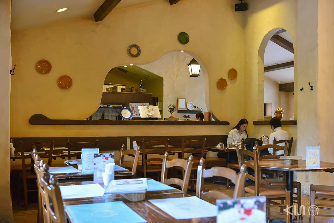 บรรยากาศภายในร้านอาหารที่ The Little Prince Museum