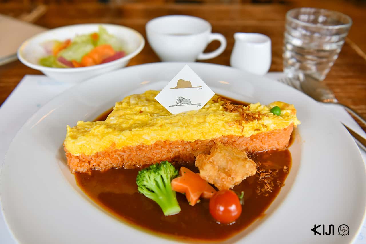 ร้านอาหารที่ The Little Prince Museum : ข้าวแกงกะหรี่ จากฉากเปิดของเรื่องตอนที่นักบินวาดรูปงูเหลือมกินช้าง
