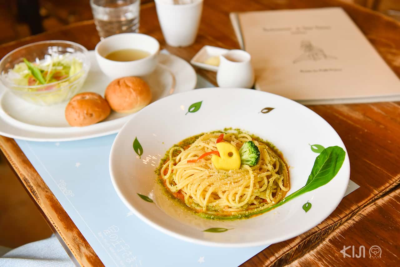 เมนูอาหารที่พิพิธภัณฑ์เจ้าชายน้อย : สปาเก็ตตีซอสมะเขือเทศ จากฉากที่เจ้าชายน้อยนั่งบนกำแพงหินแล้วพูดคุยกับงูที่อยู่ด้านล่าง