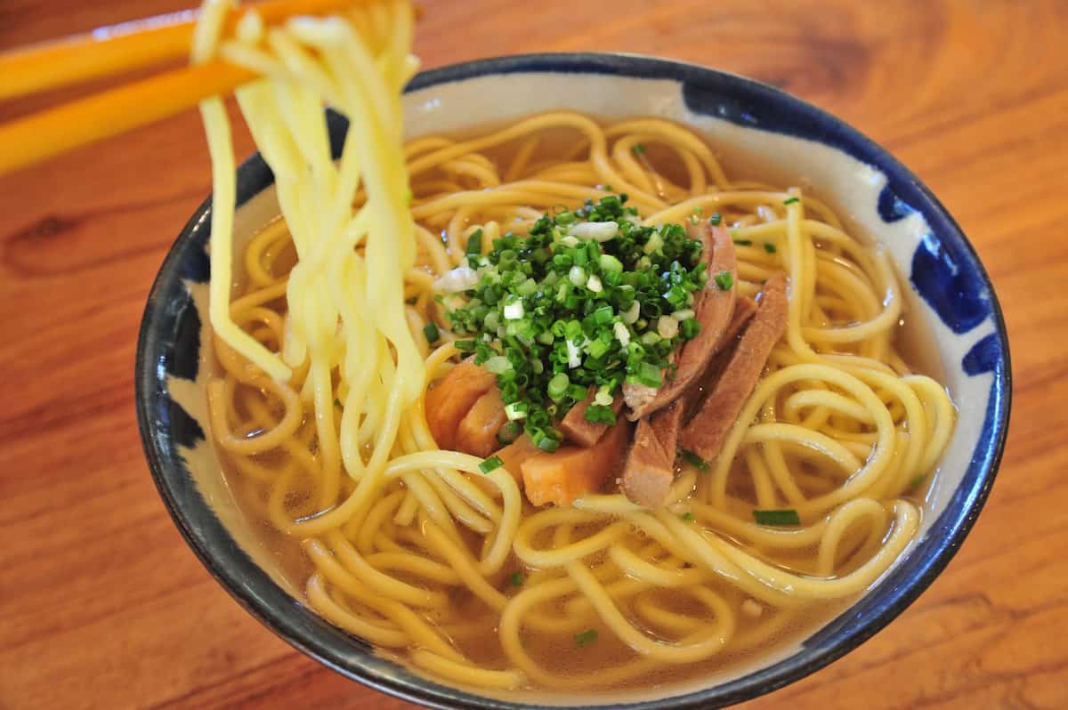 ยาเอยามะโซบะ (Yaeyama Soba) เมนูขึ้นชื่อของเกาะอิชิกาคิ (Ishigaki Island) จังหวัดโอกินาว่า (Okinawa)