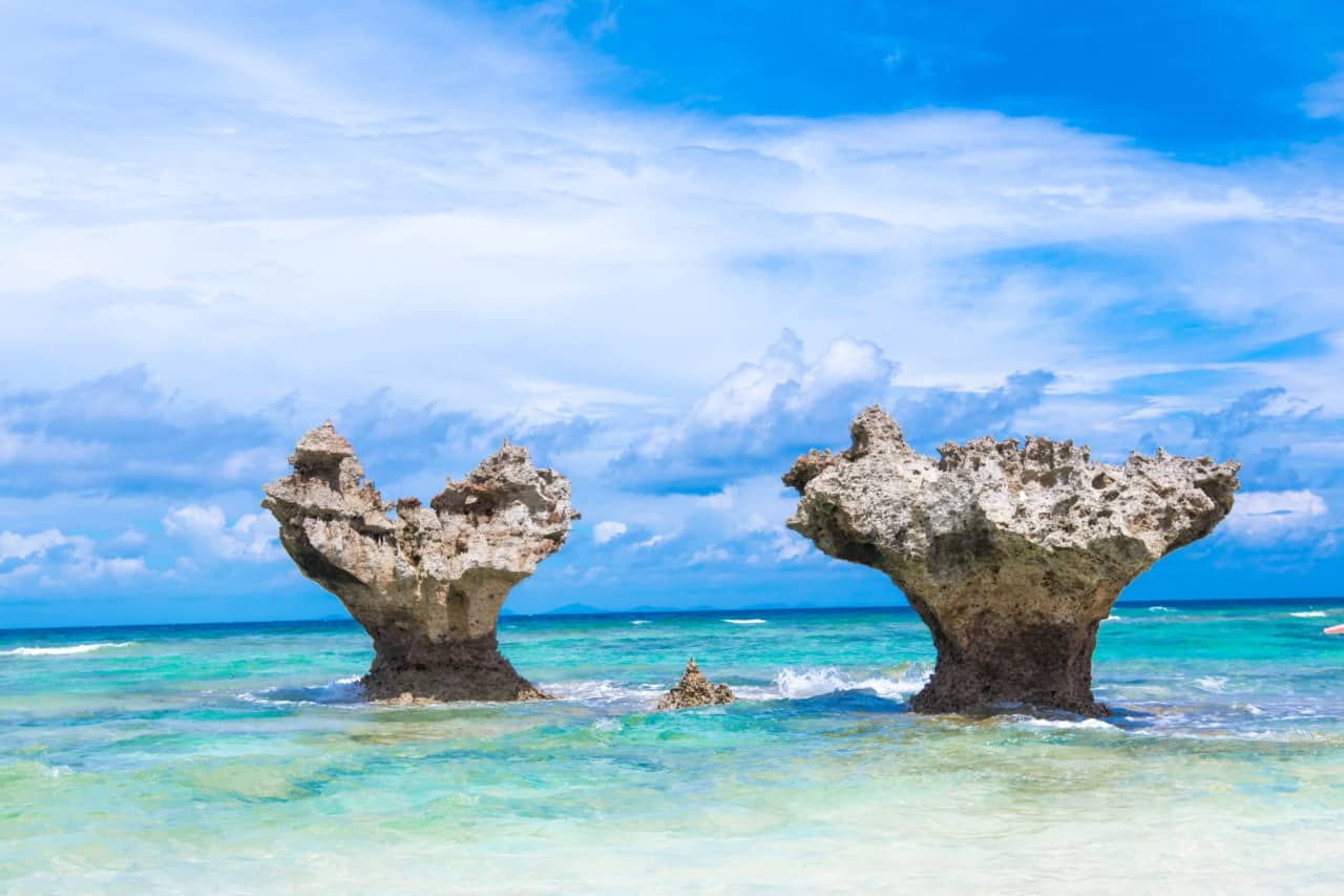หินรูปหัวใจ (Heart Rock) ที่ตั้งอยู่บริเวณหาดทีนุฮามะ (Tinu-hama Beach) โอกินาว่า (Okinawa)