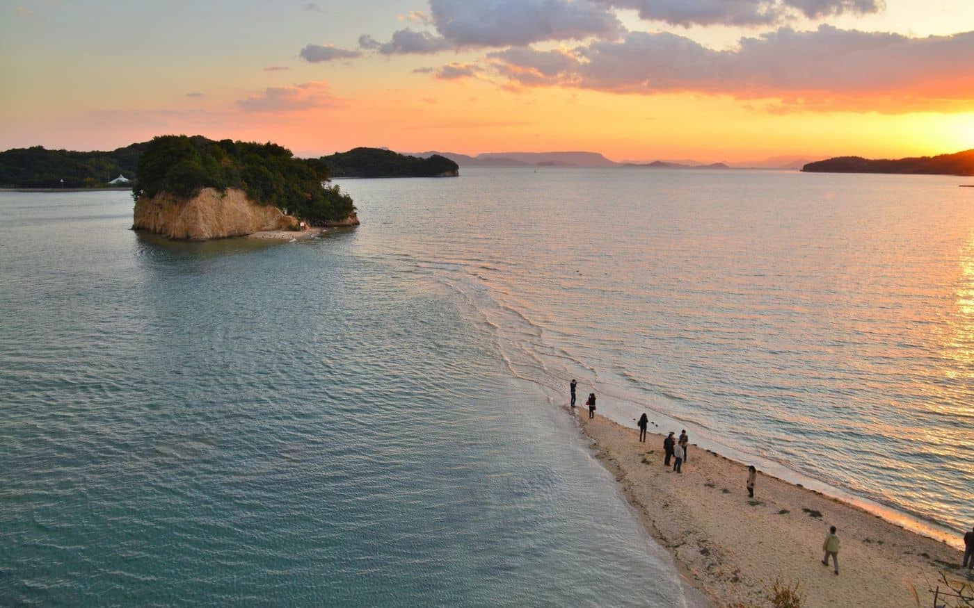 บรรยากาศของแองเจิลโร้ด (Angel Road) จ.คางาวะ (kagawa) ในตอนช่วงเวลาพระอาทิตย์ตกดิน