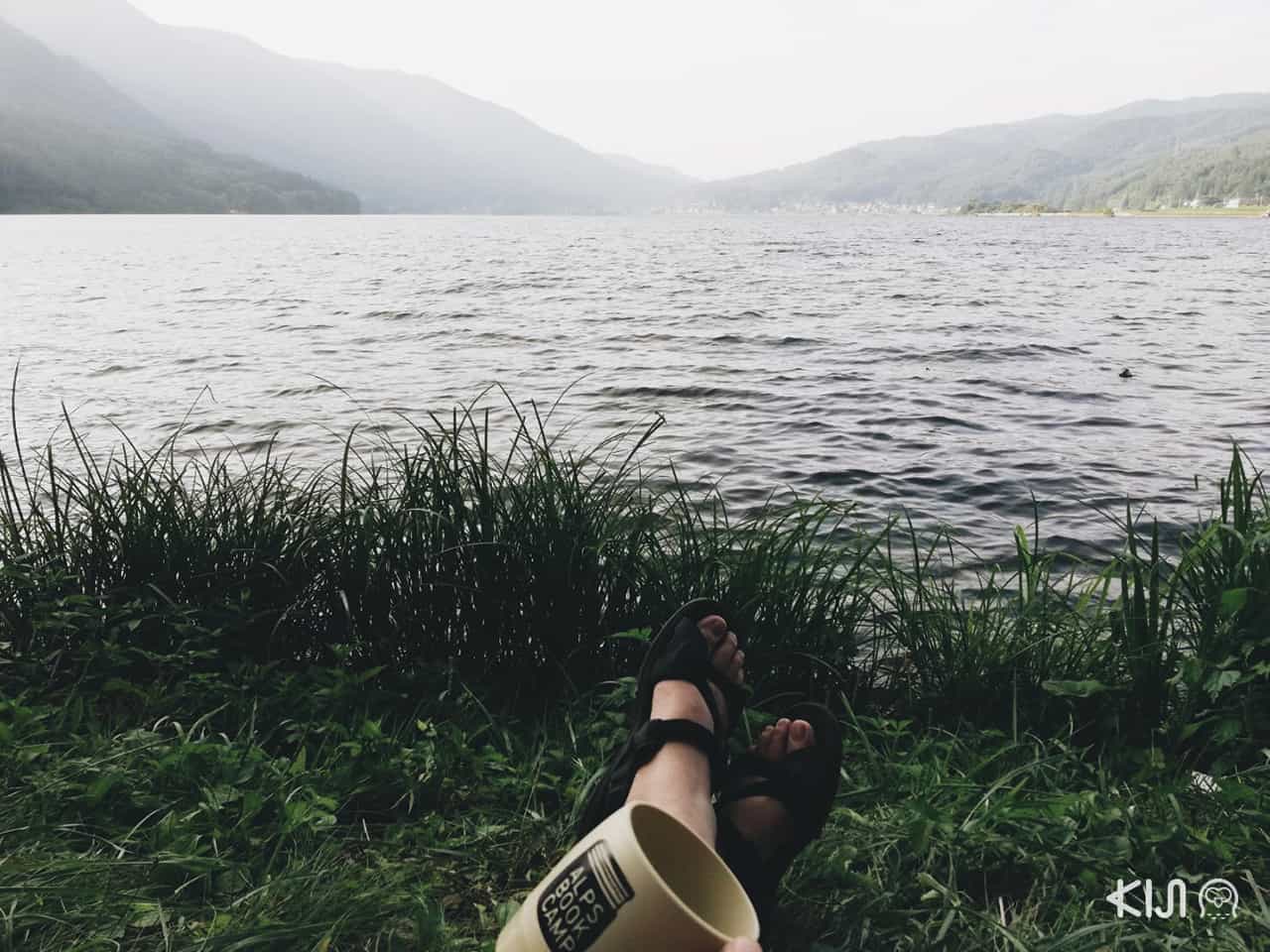 จิบกาแฟที่ใช้แก้วเฉพาะในงาน Alps Book Camp นั่งชิลริมทะเลสาบคิซากิ