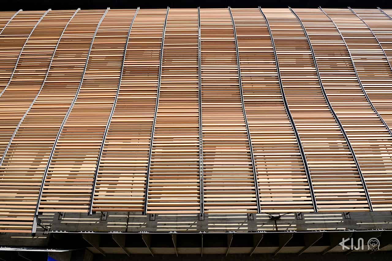 ที่ Ryukoku Museum อาคารจะห่มด้วยม่านไม้เป็นคลื่นอยู่ข้างหน้า