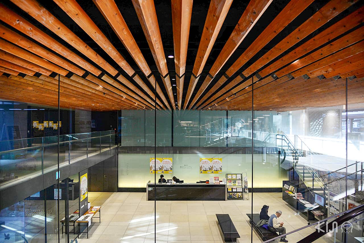 ทางเข้าพิพิธภัณฑ์ Ryukoku Museum ถูกกดไว้ที่ชั้นใต้ดิน