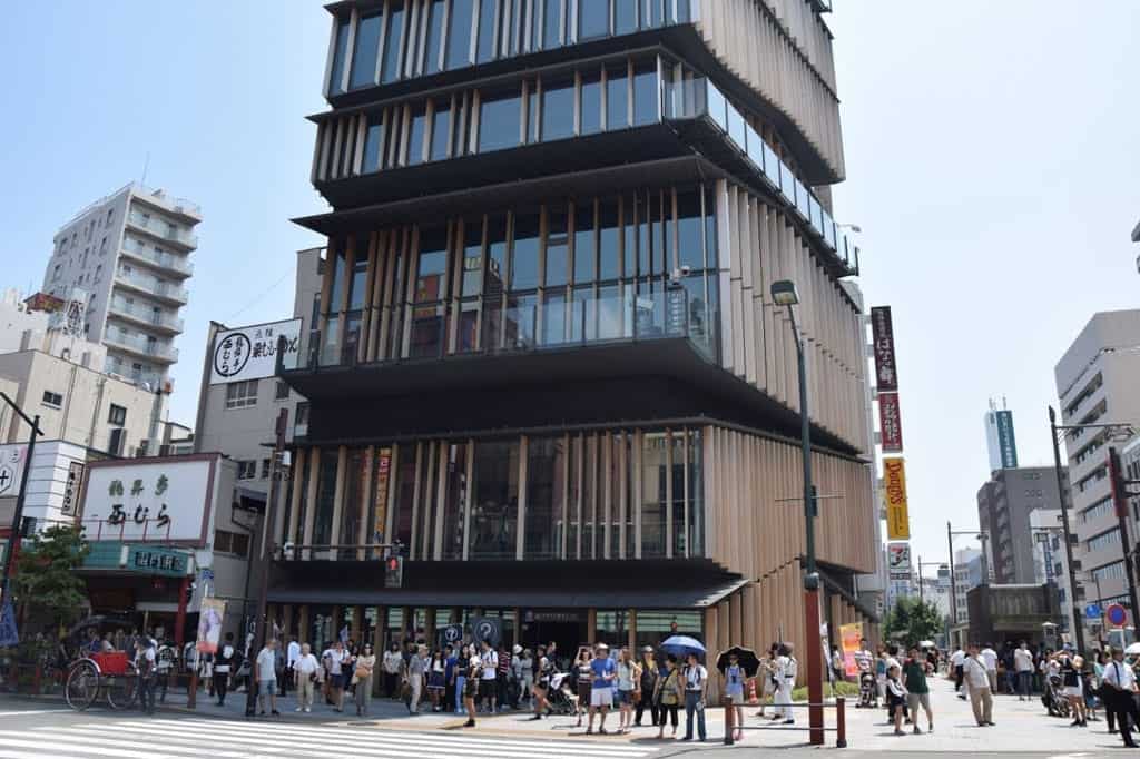 Asakusa Culture Tourist Information Center ตั้งอยู่ที่ย่านอาซากุสะ