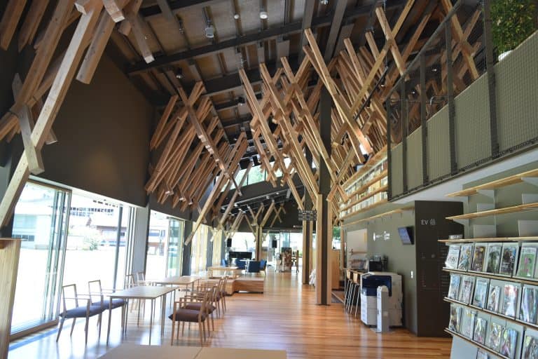 บรรยากาศด้านใน Yusuhara Kumo no Ue Community Library ผลงานของเคนโกะ คุมะ (Kengo Kuma)