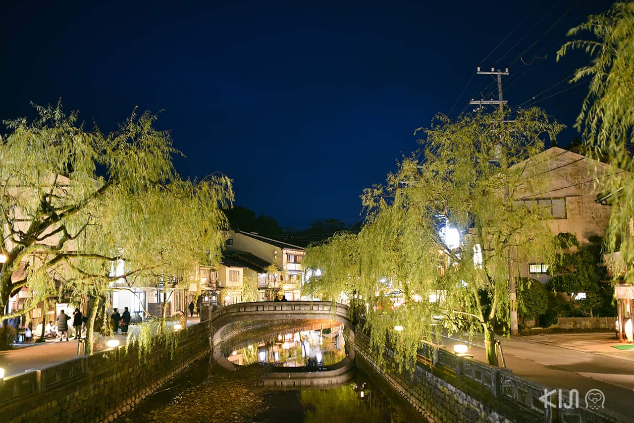 คิโนะซากิออนเซ็น (Kinosaki Onsen) ในยามค่ำคืน