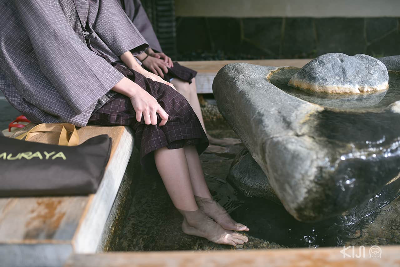 ที่คิโนะซากิออนเซ็น (Kinosaki Onsen) มีจุดให้สามารถเอาเท้าแช่ออนเซ็นเพื่อผ่อนคลายความเหนื่อยล้า
