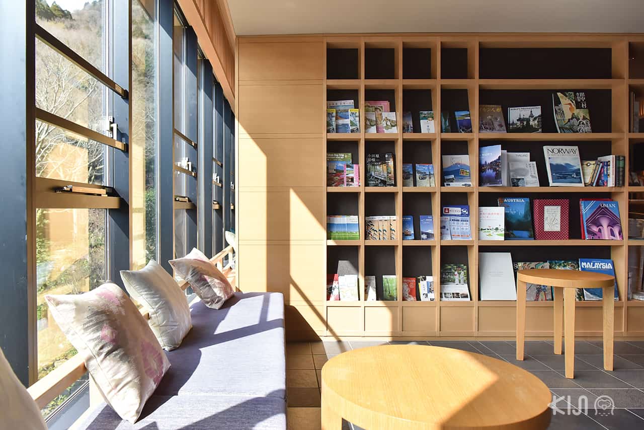 ที่โรงแรม Hakone Kowakien Tenyu มีหนังสือและเครื่องดื่มให้บริการฟรี