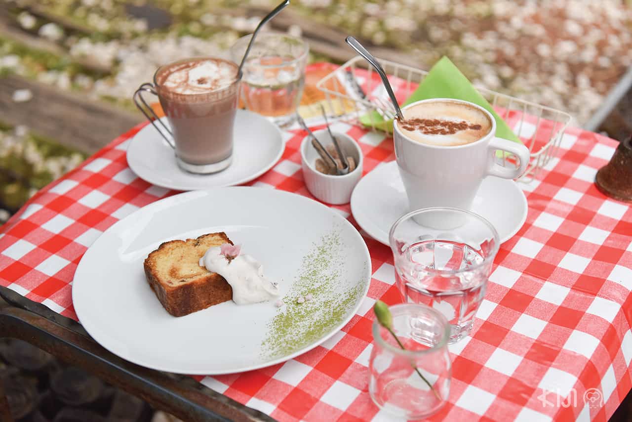 ขนมเค้กและเครื่องดื่มในคาเฟ่ที่ Hakone Museum of Photography