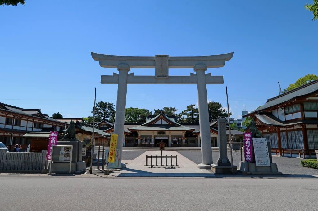  ศาลเจ้าโกโคคุและรูปปั้นปลาคาร์ฟ (Hiroshima Gokoku Shrine)