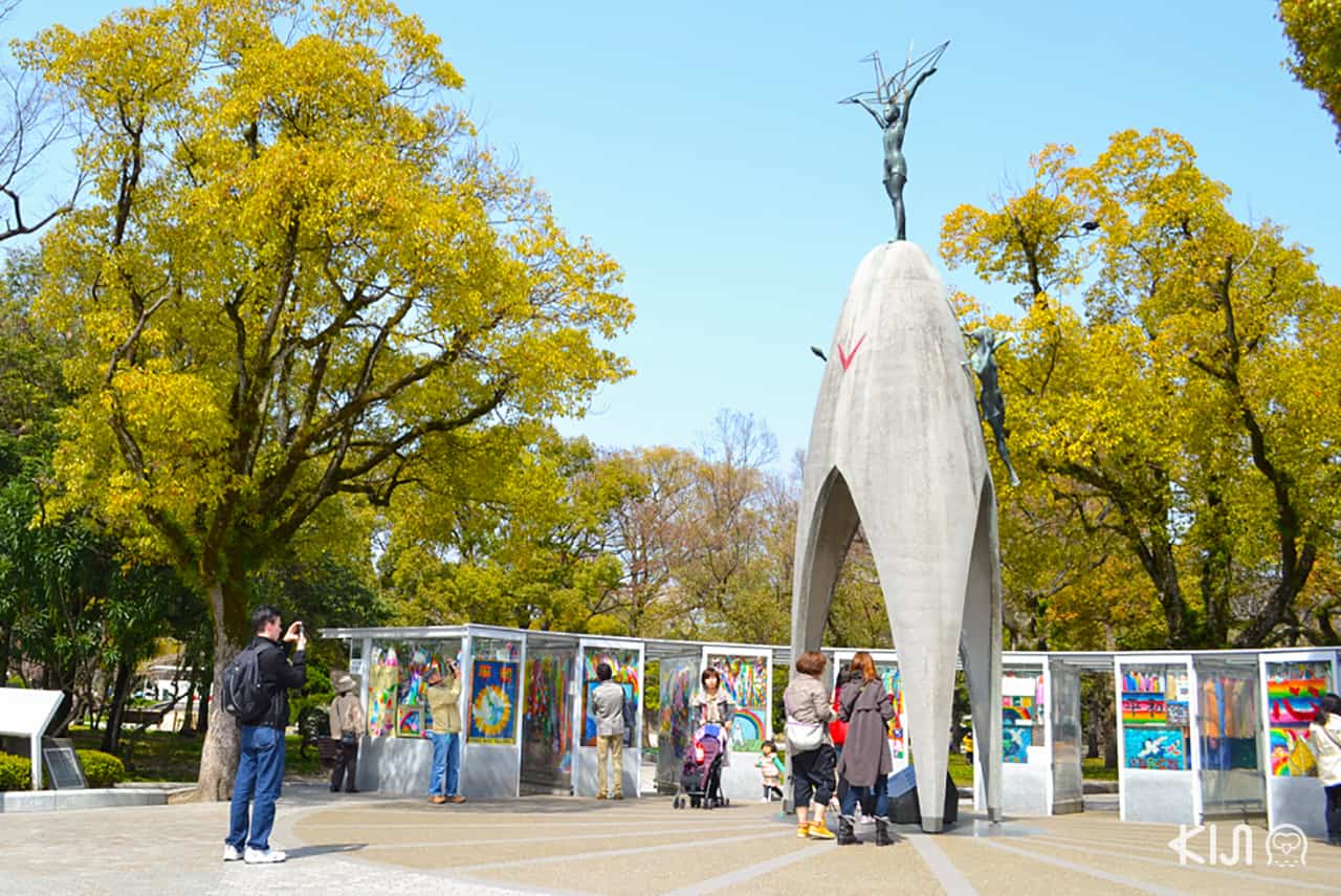 อนุสาวรีย์สันติภาพ จุดสูงสุดคือหนูน้อยซาดาโกะและนกกระเรียนของเธอ