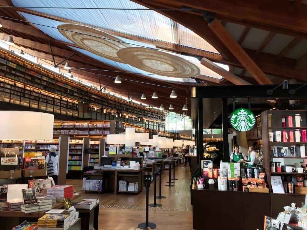 ห้องสมุด Takeo City Library แห่งแรกใน ญี่ปุ่น ที่มีร้านกาแฟ starbuck