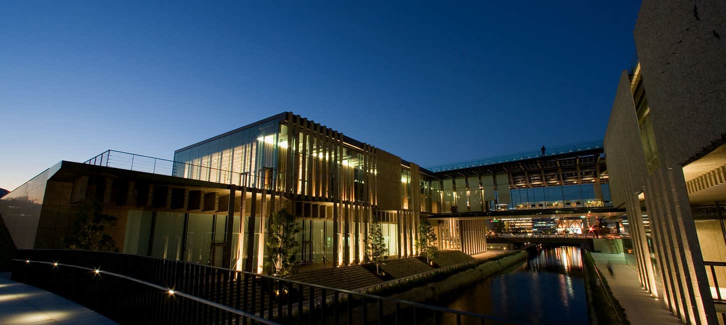 Kengo Kuma: Nagasaki Prefectural Art Museum ยามค่ำคืน