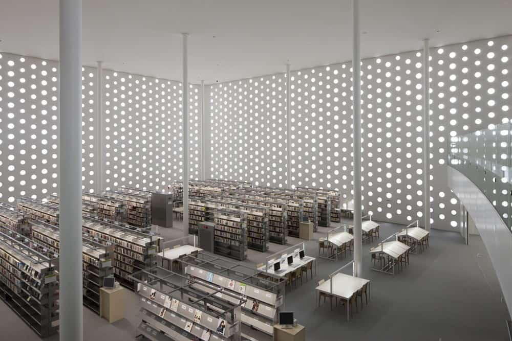 Kanazawa Umimirai Library ออกแบบโดย Kazumi Kudo และ Hiroshi Horiba