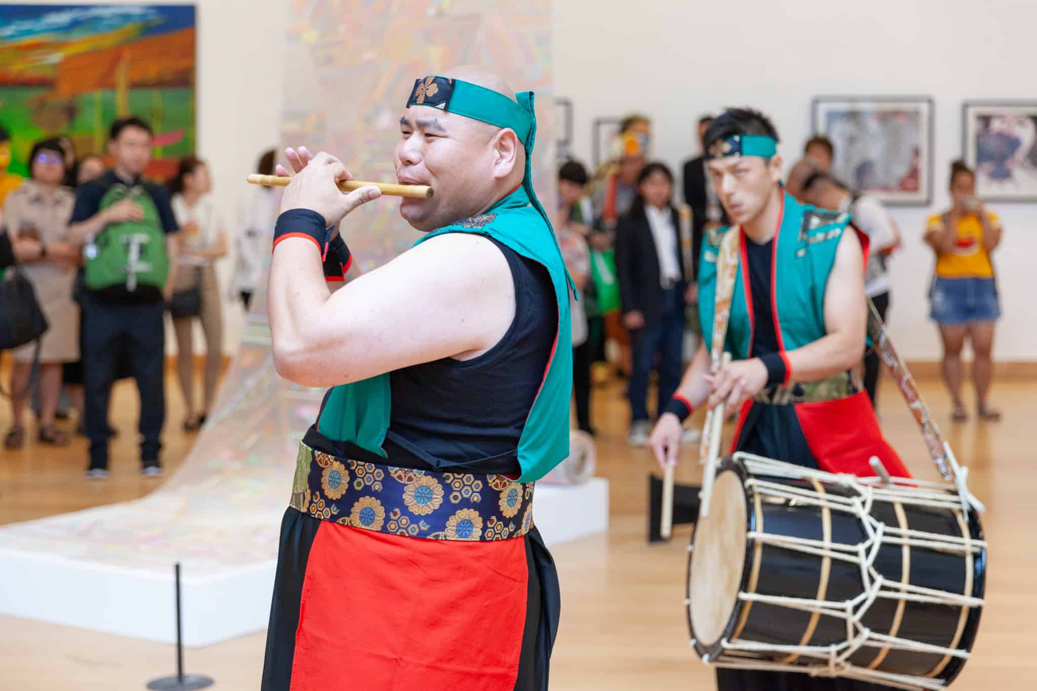 การแสดงดนตรีีพื้นเมืองภายในนิทรรศการความงามนิรนาม (Thailand and Japan ART BRUT: Figure of Unknown Beauty)