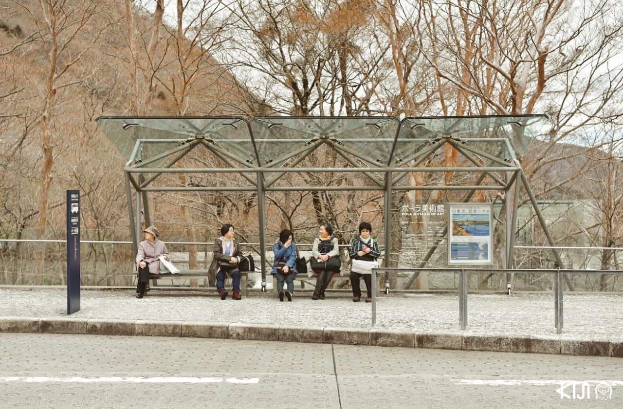 ป้ายรอรถบัสด้านหน้าพิพิธภัณฑ์ Pola Museum of Art