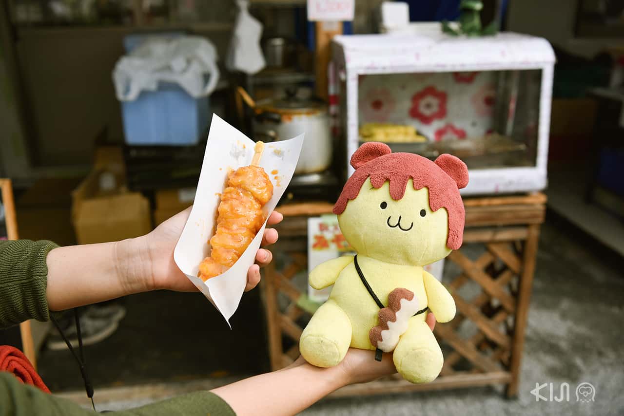 มิโซะโปเตโต้ (Mitopoteto) มันฝรั่งเนื้อแน่นย่างราดซอสมิโซะจำหน่ายที่ตลาดนักใน Hitsujiyama Park เมนูขึ้นชื่อของเมืองจิจิบุ