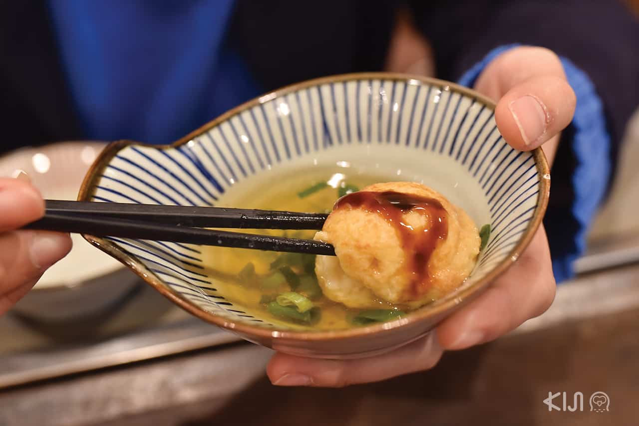 Akashiyaki อาหารขึ้นชื่อที่ขายอยู่ในโชเทนไก Uo no tana ในเมือง อากาชิ ที่ตั้งอยู่ระหว่าง โกเบ และ ฮิเมจิ 