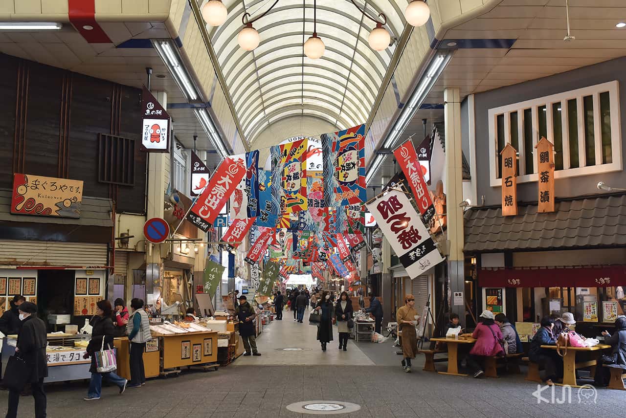 บรรยากาศภายใน Uo no tana Fish Market 魚の棚 ในเมือง อากาชิ ระหว่างเมือง โกเบ และ ฮิเมจิ