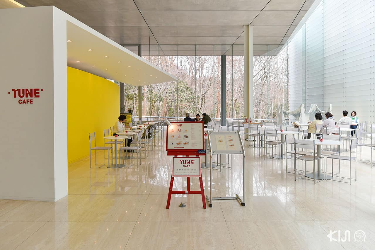 Tune Cafe คาเฟ่สีขาวโปร่งเปิดโล่งอยู่ด้านในตัวพิพิธภัณฑ์ Pola Museum of Art