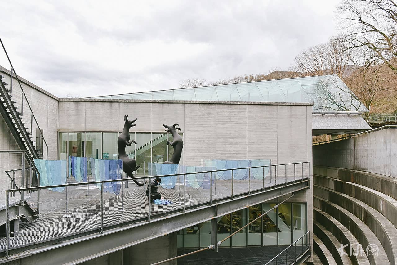 ด้านนอกตัวพิพิธภัณฑ์ Pola Museum of Art มีเส้นทางธรรมชาติ (Nature Trail) ล้อมรอบ