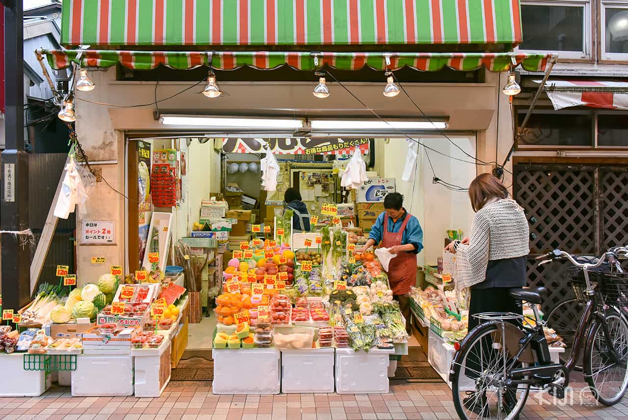 ร้านขายผักผลไม้สดที่ 十号通り商店街