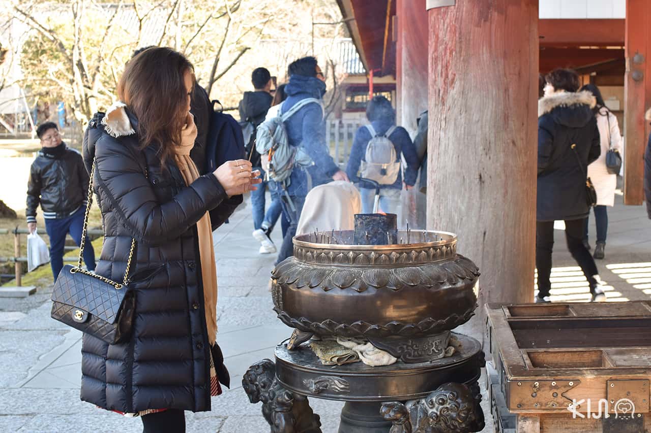 นักท่องเที่ยวมาสักการะขอพรกันที่วัดโทไดจิ (Todaiji Temple)