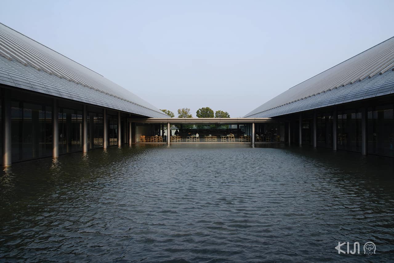 โรงน้ำชาที่ตั้งเป็นเอกเทศอยู่บนผืนน้ำที่ Sagawa Art Museum
