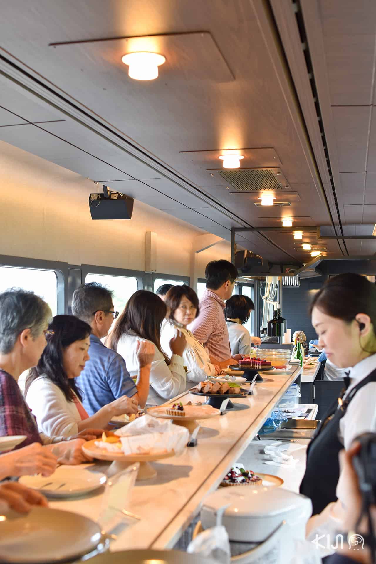 ภัตตาคาร อาหาร Joyful train