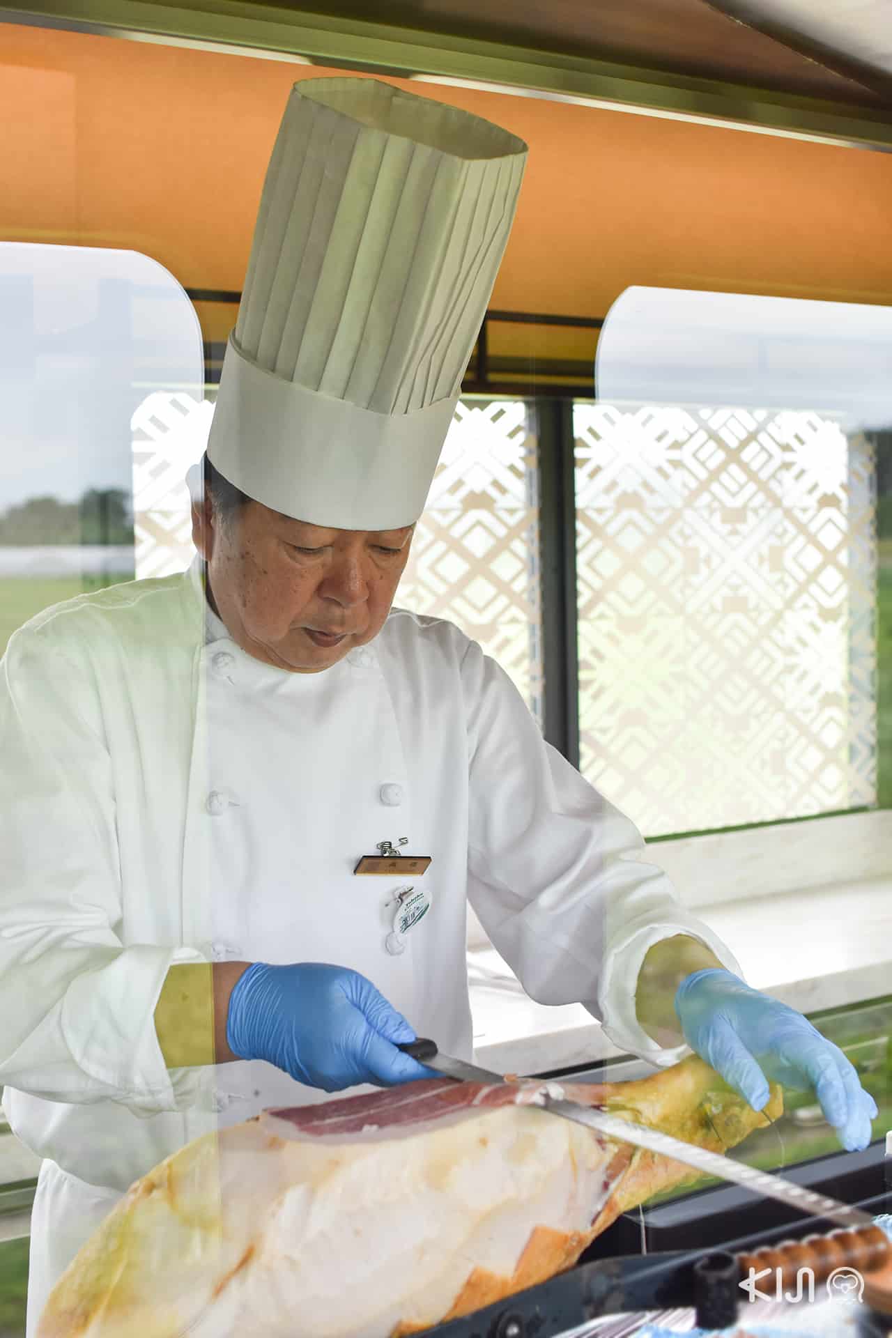 เชฟกำลังทำอาหารที่ ภัตตาคาร joyful train Tohoku Emotion