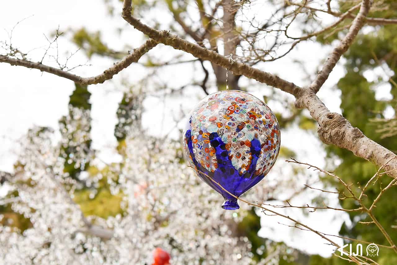 เครื่องแก้วเวนิสที่ตกแต่งต้นไม้ใน Hakone Venetian Glass Museum