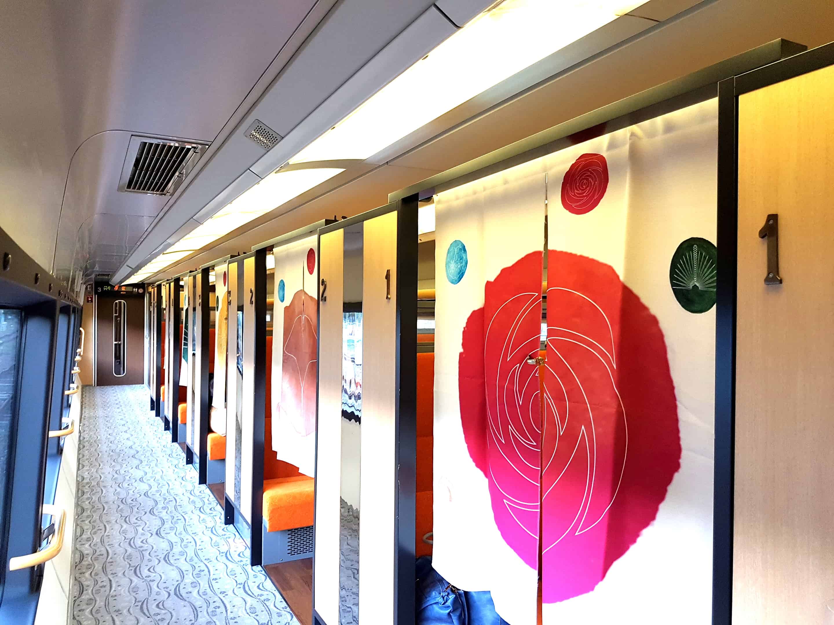 ที่นั่งแบบไพรเวทภายในรถไฟ IZU CRAILE Joyful train