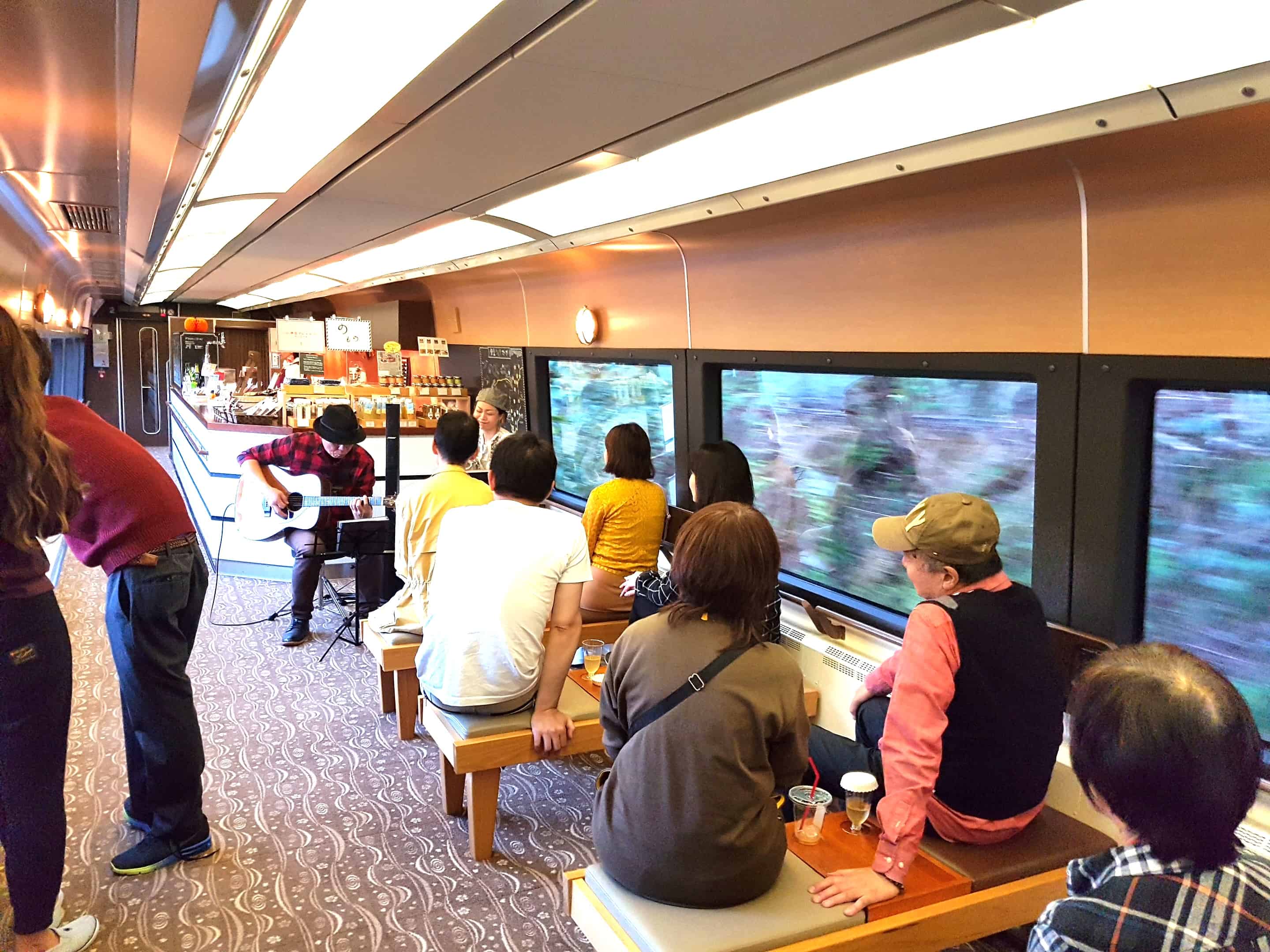 บรรยากาศภายใน ภัตตาคาร IZU CRAILE Joyful train