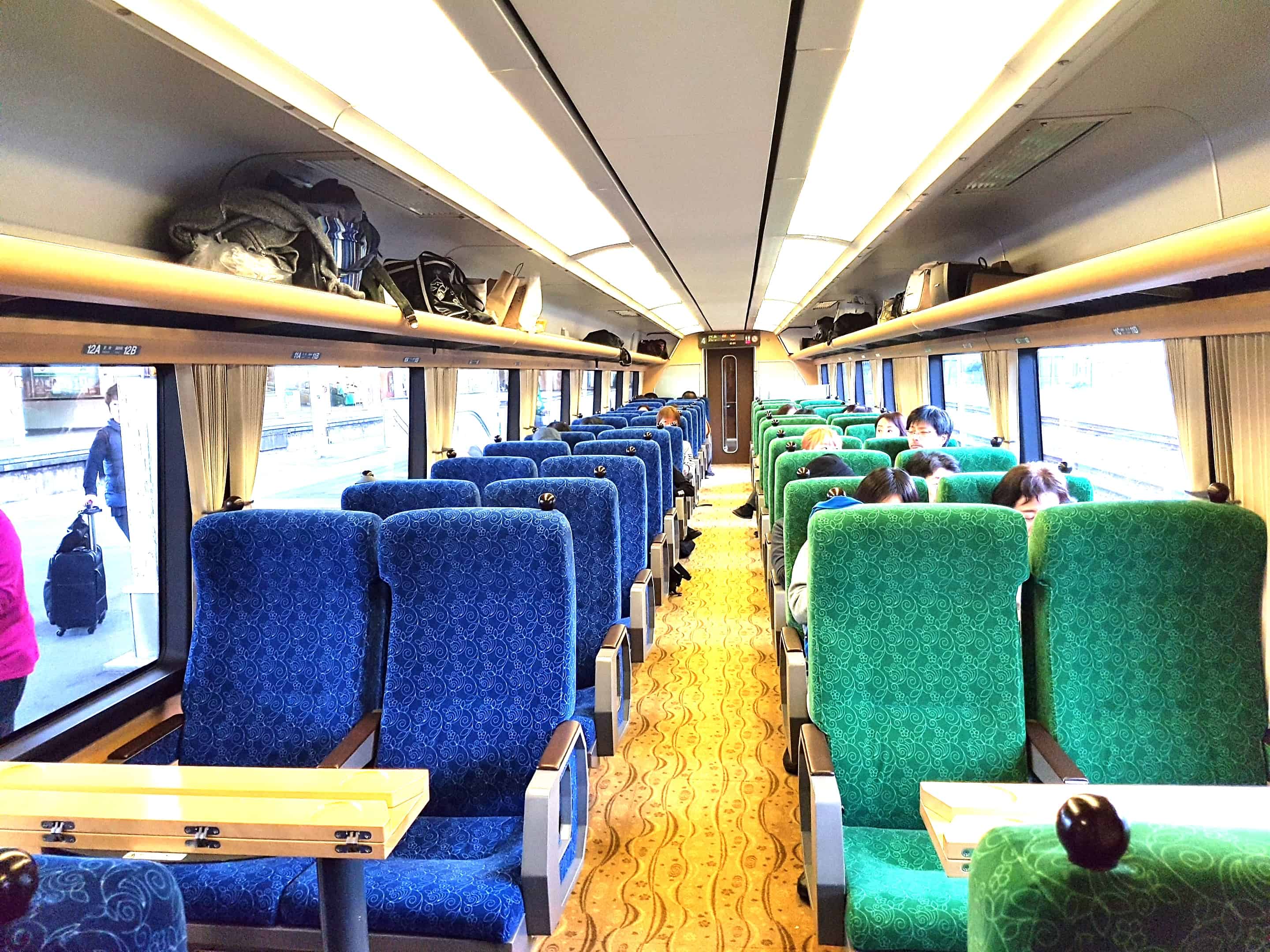 ที่นั่งภายใน IZU CRAILE Joyful train