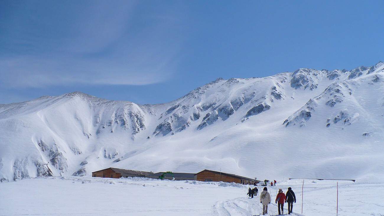 ภูเขาหิมะที่ Tateyama Kurobe Alpine Route