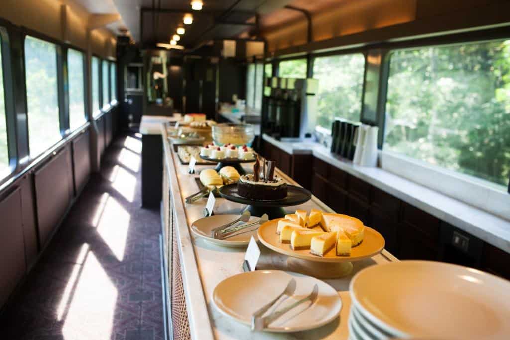 ภัตตาคาร บุฟเฟ่ต์ อาหาร บนรถไฟ Tohoku Emotion Joyful train