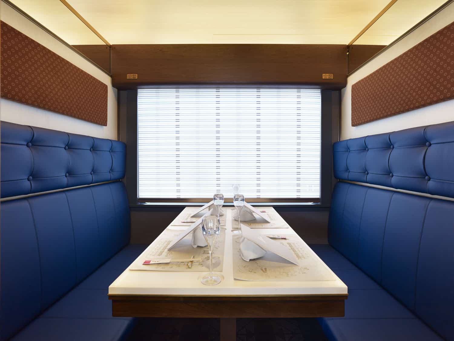 ที่นั่งรับประทานอาหาร ภัตตาคาร joyful train Tohoku Emotion