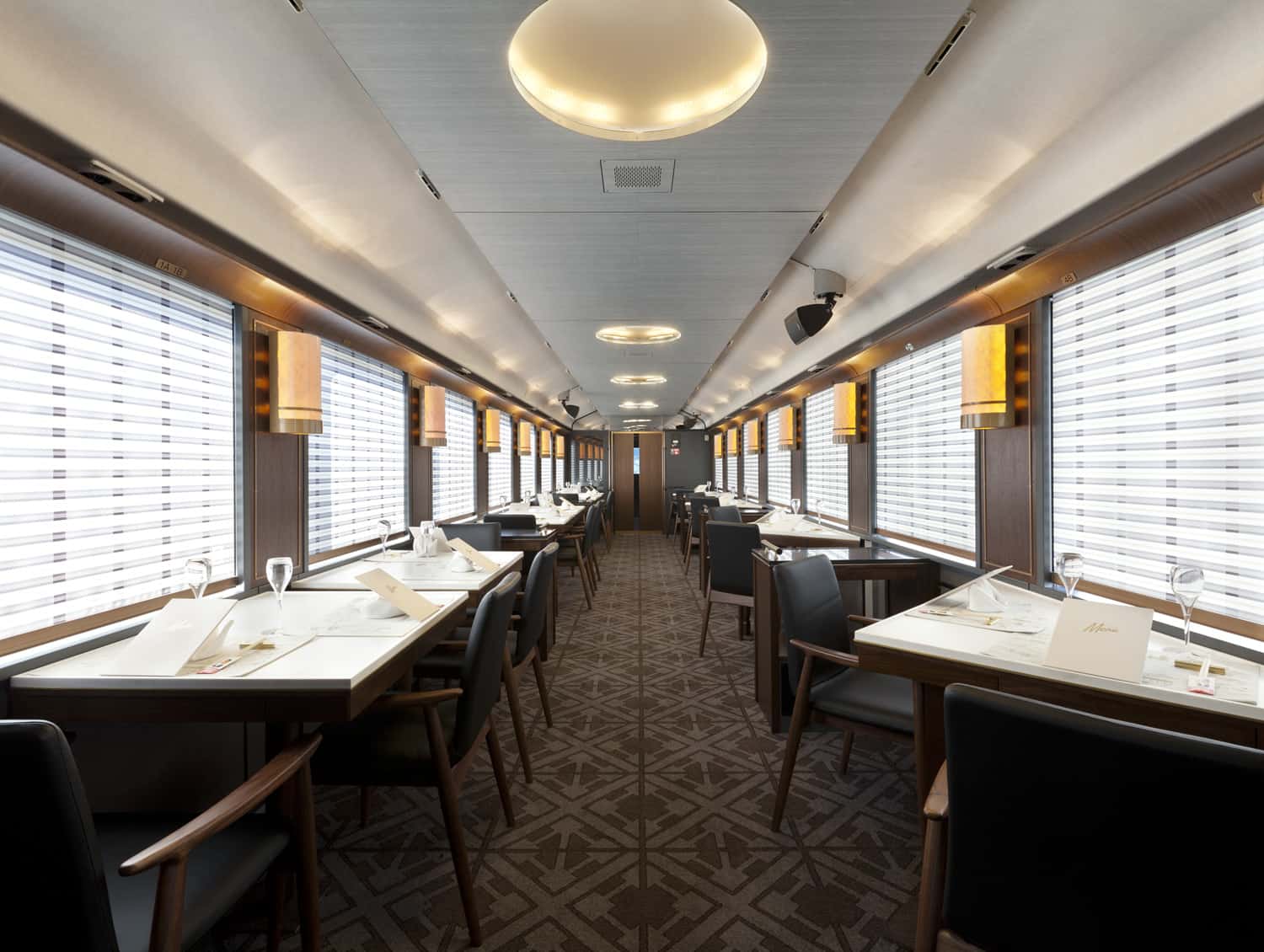 บรรยากาศภายในห้องอาหาร ภัตตาคาร Tohoku Emotion Joyful train