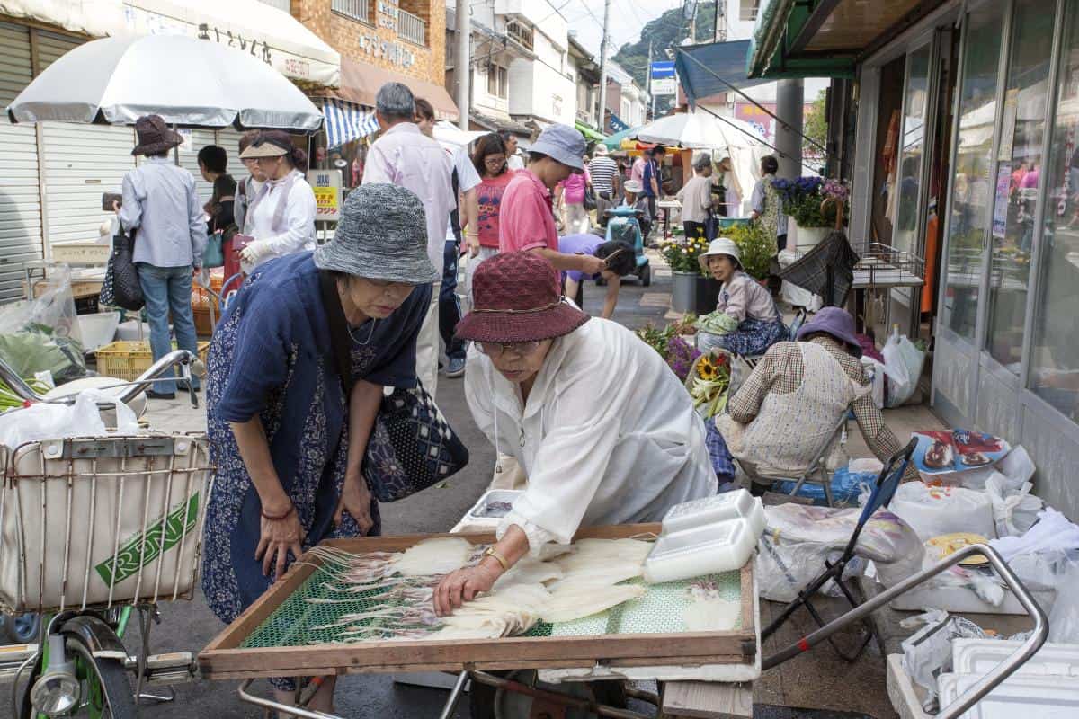 คนท้องถิ่นที่จำหน่ายของสดใน Saga Yobuko Morning Market