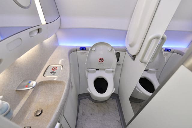 ZIPAIR เป็น สายการบิน ราคาประหยัดเจ้าแรกที่มีฟังก์ชั่น Washlet ในสุขา หรือระบบที่สามารถฉีดน้ำเพื่อทำความสะอาดก้นได้อย่างสะดวก