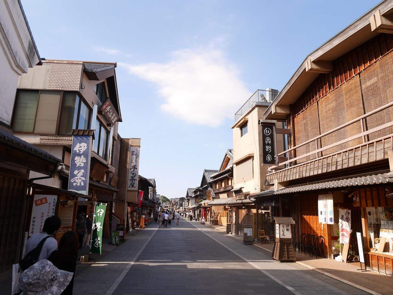 ตลาดโอคาเกะ (Okage Yokocho) บนถนนโอฮาไรมาจิ (Oharai-Machi) จังหวัดมิเอะ (Mie)